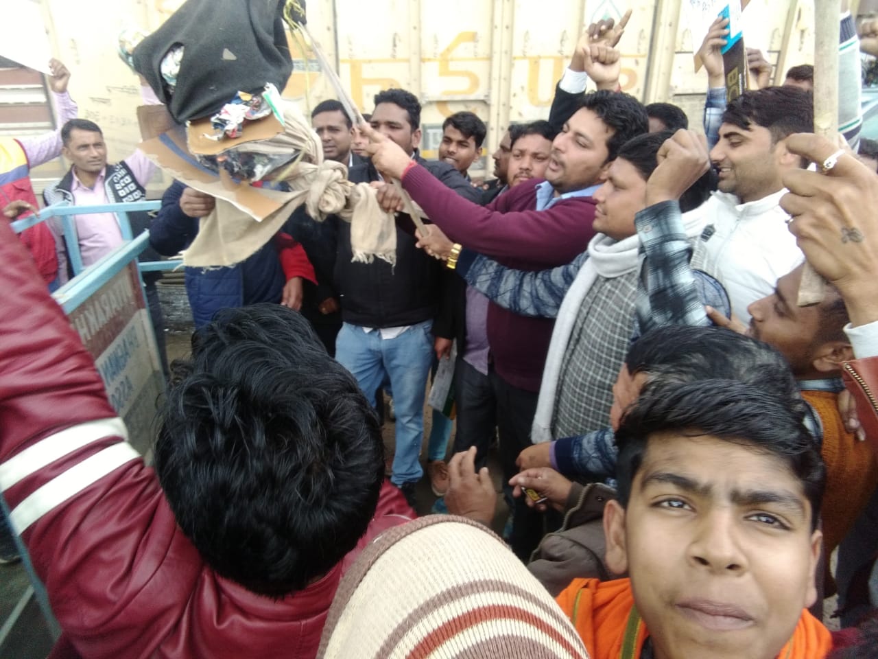 पुलवामा मामले को लेकर सड़कों पर उतरे भगवानपुर के अधिवक्ता,पाकिस्तान एवं आतंकवाद का पुतला किया दहन