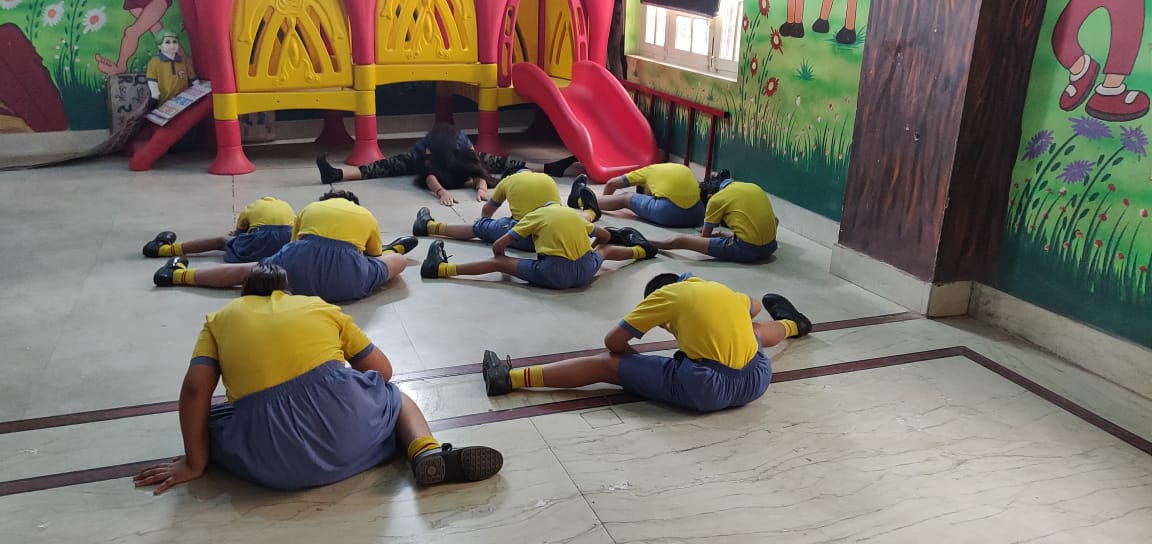 ट्विंकलिंग स्टार प्ले स्कूल में बच्चों को कराया गया योगा अभ्यास