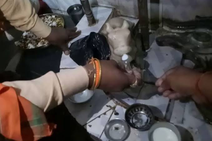 सावन 2019: भगवान शिव के मंदिर में हुआ चमत्कार, नंदी और गणेश की प्रतिमा पीने लगी दूध