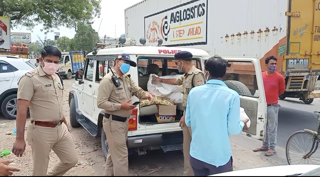 सनत शर्मा, बहादराबाद पुलिस मिशन हौसला के अंतर्गत थानाध्यक्ष बहादराबाद संजीव थपलियाल एवं चौकी इन्चार्ज चंद्रमोहन सिंह द्वारा गरीबों एवं जरूरतमंदो को खाद्य सामग्री वितरित की गयीं