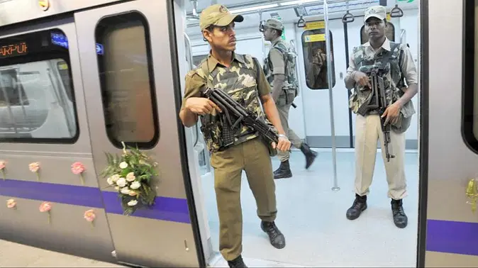 गणतंत्र दिवस को लेकर मेट्रो परिसरों में सुरक्षा बढ़ी, कई जगहों पर हो रही है दो बार जांच