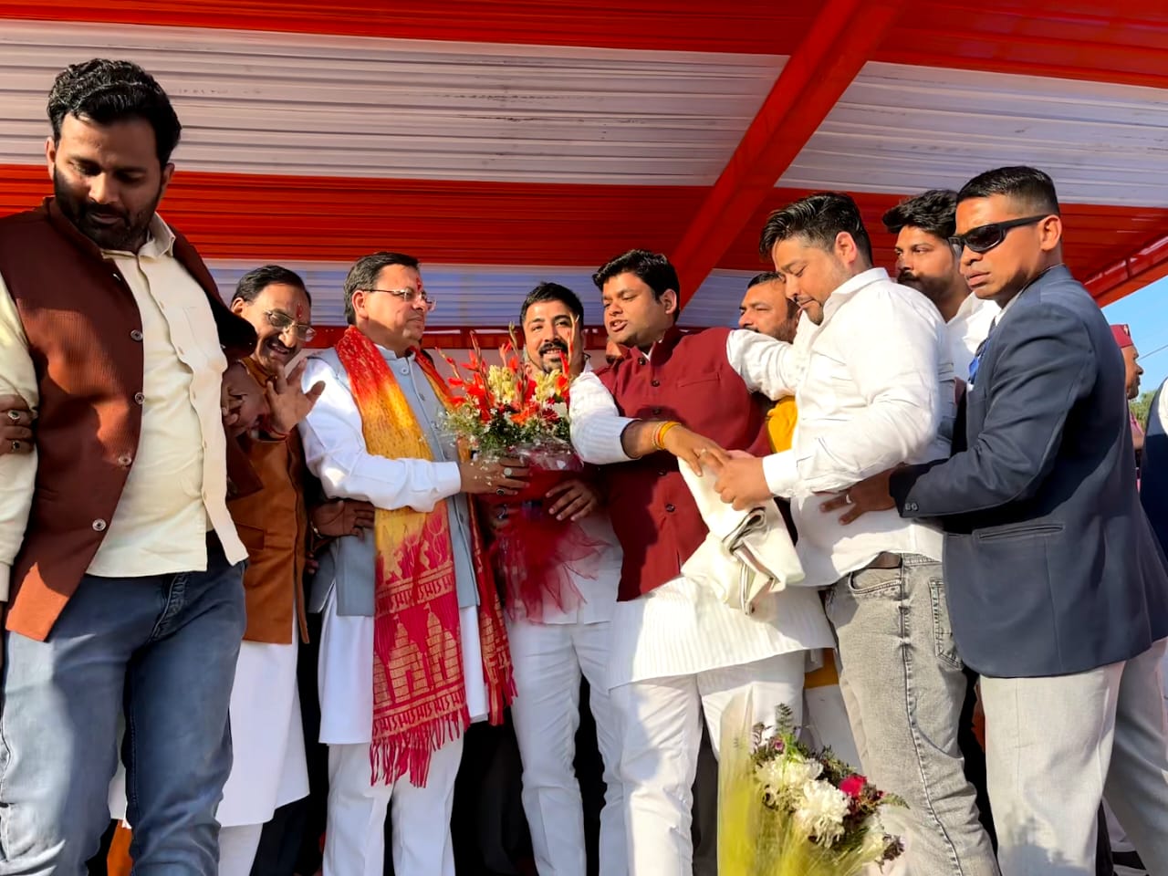 मंगलौर में आयोजित लाभार्थी सम्मेलन में युवा कांग्रेस नेता विनय शर्मा एवं सौरभ पंवार ने थामा भाजपा का दमन- मुख्यमंत्री और प्रदेश अध्यक्ष ने सभी को पटका पहनाकर पार्टी में किया शामिल