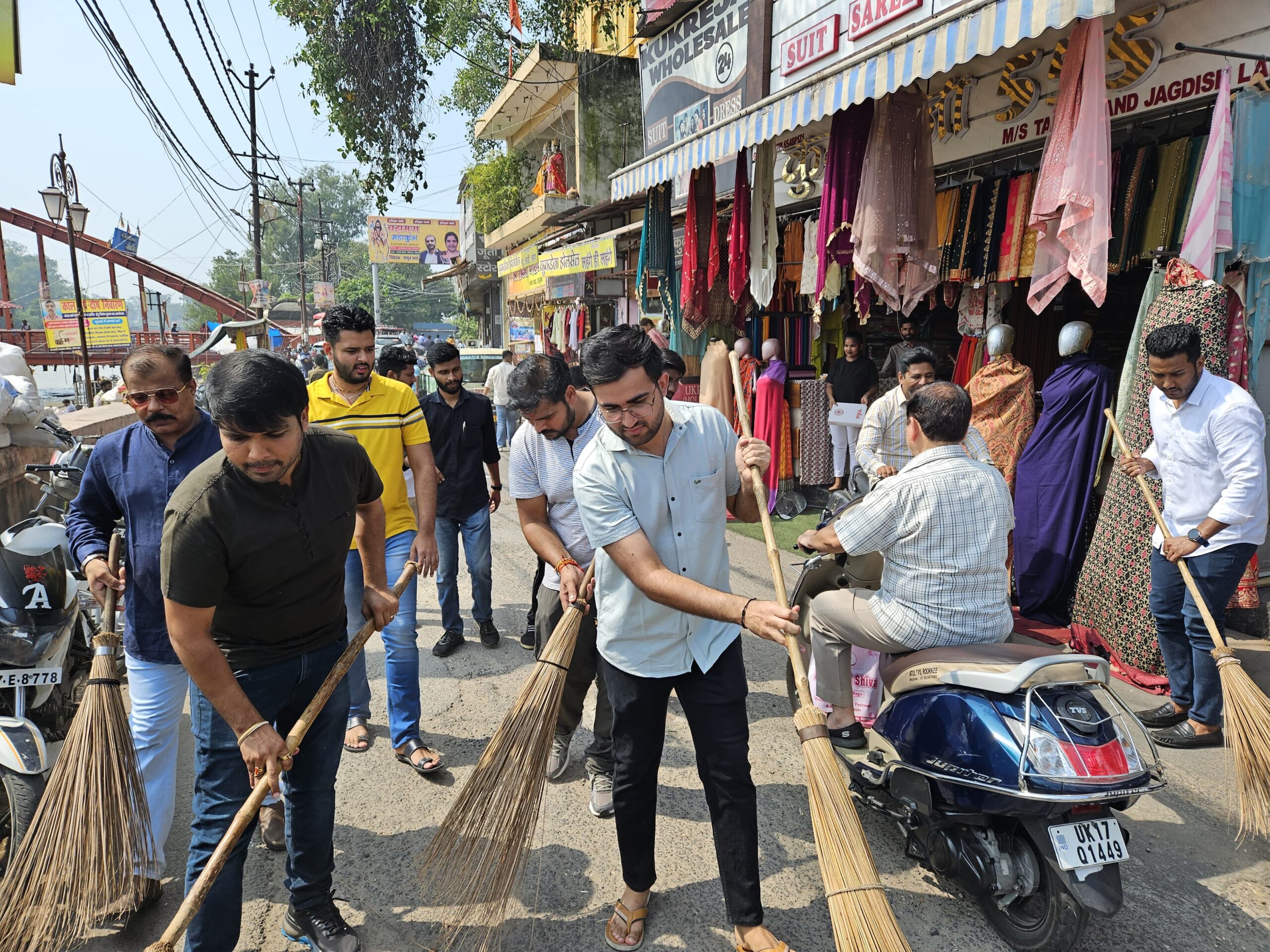 यशस्वी प्रधानमंत्री नरेंद्र मोदी के आवाहन पर युवा मोर्चा ने चलाया सफाई अभियान -विभोर सेठी