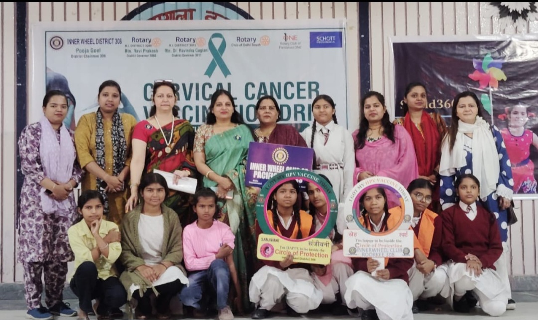 कैंसर निरोधी टीकाकरण अभियान के अन्तर्गत आर्य कन्या की छात्राओं को लगाए गए टीके,वरिष्ठ समाजसेविका पूजा गुप्ता रही मौजूद