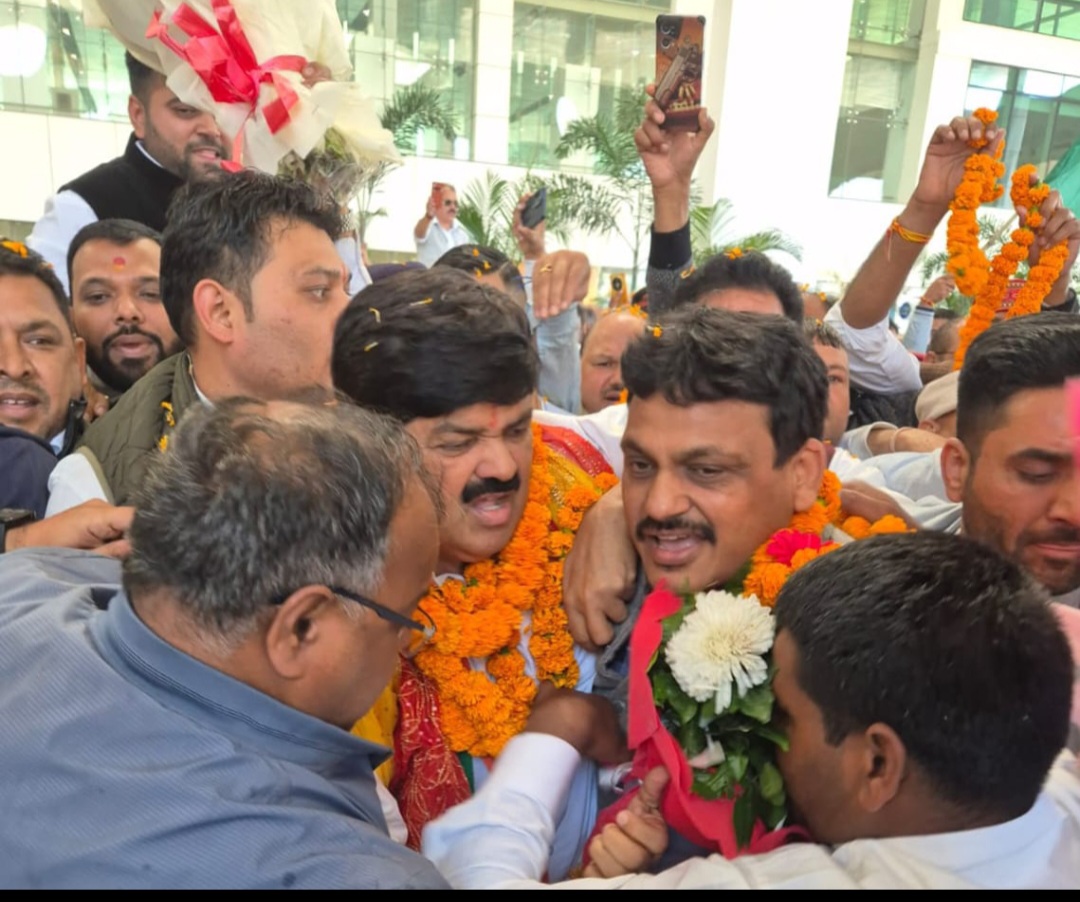 नवनियुक्त कांग्रेस प्रदेश अध्यक्ष गणेश गोदियाल का जोलीग्रांट एयरपोर्ट पहुंचने पर कांग्रेस के प्रदेश महामंत्री सचिन गुप्ता ने किया गर्मजोशी से स्वागत