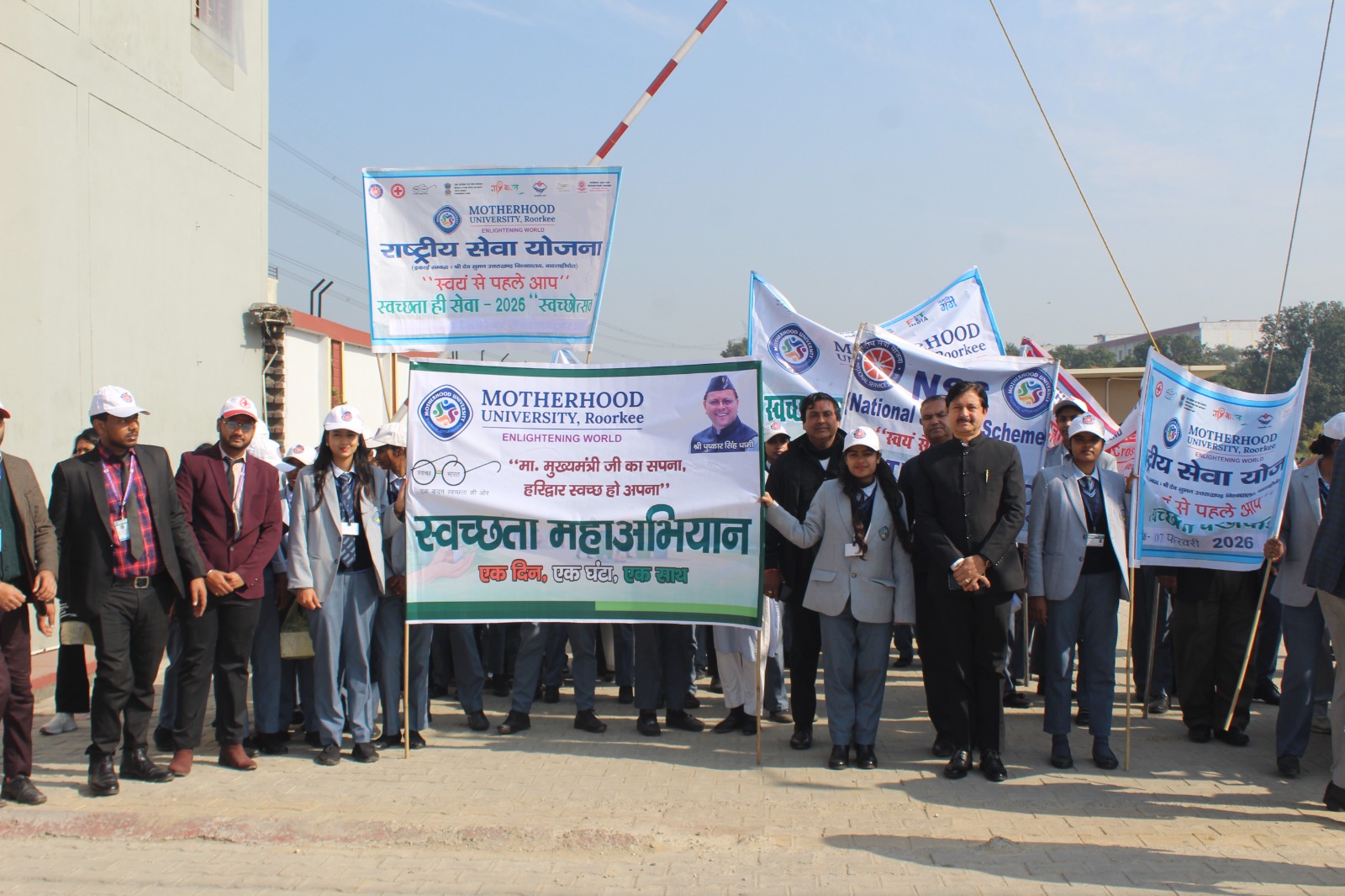 विशेष स्वच्छता अभियान में  मदरहुड विश्वविद्यालय का योगदान*